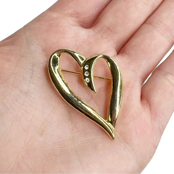 Vintage Gold Tone Heart Shaped 3 Clear Rhinestone Brooch Pin - Picture 1 of 7
